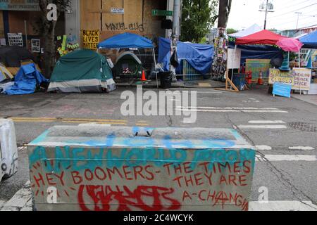 Seattle, Washington, Stati Uniti. 27 Giugno 2020. Capitol Hill occupò la zona di protesta, tende di manifestanti e barriere erette dalla polizia dopo che abbandonarono il loro quartiere. Credit: Amy Katz/ZUMA Wire/Alamy Live News Foto Stock