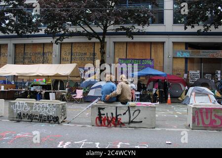 Seattle, Washington, Stati Uniti. 27 Giugno 2020. Capitol Hill occupò la zona di protesta, tende di manifestanti e barriere erette dalla polizia dopo che abbandonarono il loro quartiere. Credit: Amy Katz/ZUMA Wire/Alamy Live News Foto Stock