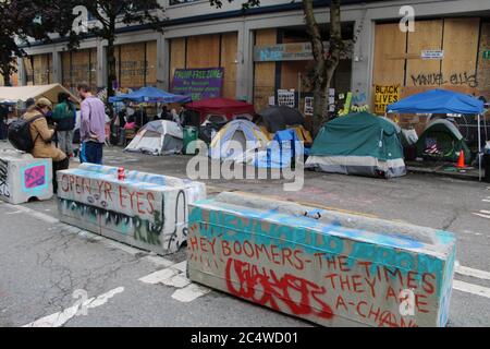 Seattle, Washington, Stati Uniti. 27 Giugno 2020. Capitol Hill occupò la zona di protesta, tende di manifestanti e barriere erette dalla polizia dopo che abbandonarono il loro quartiere. Credit: Amy Katz/ZUMA Wire/Alamy Live News Foto Stock