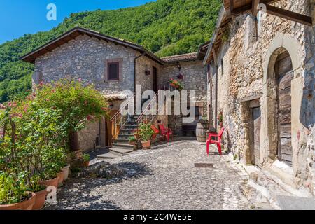 Il bellissimo borgo di Rocca Vittiana si affaccia sul Lago del Salto. Provincia di Rieti, Lazio, Italia. Foto Stock