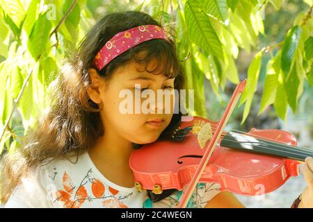 Ragazza ispanica che suona il violino. Foto Stock