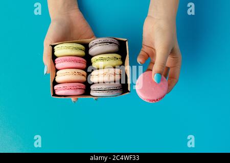 Scatola da donna con biscotti colorati di macaroon Foto Stock