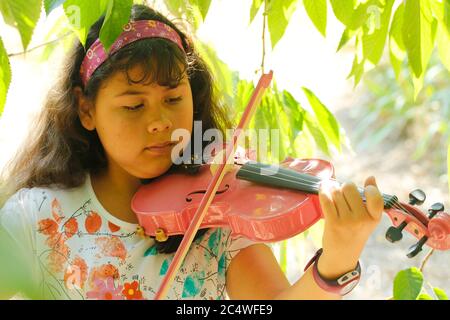 Ragazza ispanica che suona il violino. Foto Stock