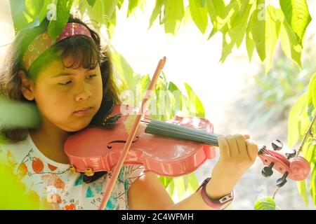 Ragazza ispanica che suona il violino. Foto Stock