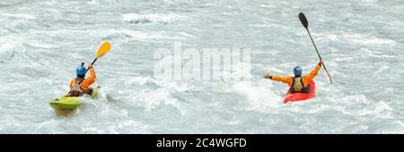 Panoama di due kayak che si addormentano nelle rapide d'acqua bianca, con spazio per la copia Foto Stock