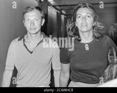 Donna greca di affari e socialita e erede alla fortuna di Onassis Christina Onassis che lascia l'aeroporto di Heathrow con il marito Sergei Kauzov nel settembre 1979. Foto Stock