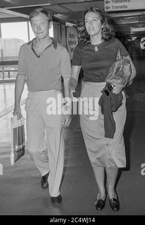 Donna greca di affari e socialita e erede alla fortuna di Onassis Christina Onassis che lascia l'aeroporto di Heathrow con il marito Sergei Kauzov nel settembre 1979. Foto Stock