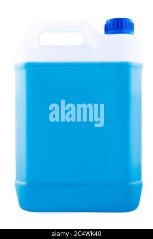 Contenitore in plastica con manico e coperchio blu pieno di liquido blu, oggetto fittizio isolato su sfondo bianco. Foto Stock