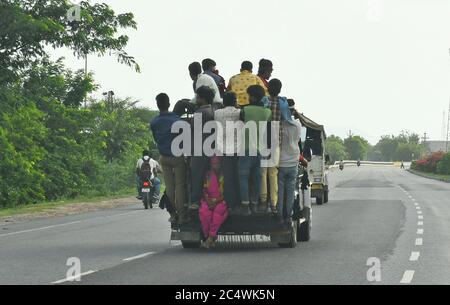 Beawar, Rajasthan, India, 29 giugno 2020: La gente viaggia in un taxi privato sovraccarico sulla strada statale 8 durante Unlock 1.0 a Beawar. I conducenti mettono a rischio la vita dei passeggeri sovraccaricando i veicoli a causa della mancata esecuzione di autobus pubblici regolari. Credit: Sumit Saraswat/Alamy Live News Foto Stock