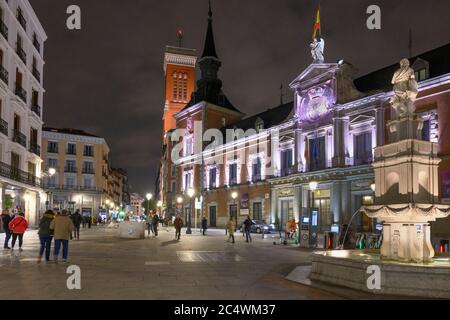 Serata in Plaza de la Provincia con il Ministero degli Affari Esteri (a destra) e la torre della Chiesa di Santa Cruz sullo sfondo., Madrid, SPAI Foto Stock