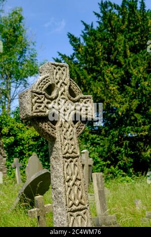 Intorno a Henbury, un sobborgo ricco nel nord di Bristol. Croce celtica nel cortile della chiesa di San Marys. Foto Stock