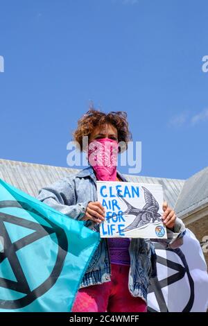 The June 2020 Extention Rebellion Clean Air Proteal College Green Bristol, UK un guerriero ecologico Foto Stock