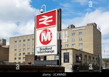 Bradford Hotel e le indicazioni per Bradford Interchange, West Yorkshire, Inghilterra Regno Unito Foto Stock