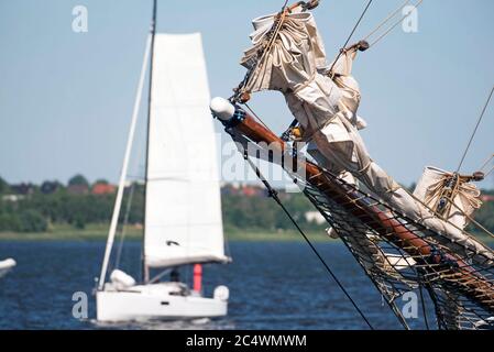 Rostock, Germania. 14 Giugno 2020. Un marinaio sta navigando con la sua barca sportiva sul Warnow Off Rostock. Credit: Lord-Lord/dpa-Zentralbild/ZB/dpa/Alamy Live News Foto Stock