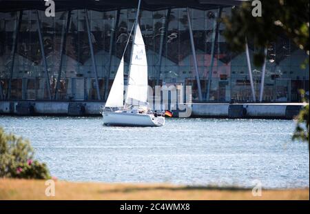 Rostock, Germania. 14 Giugno 2020. Di fronte al terminal delle navi da crociera di Rostock-Warnemünde è presente una barca a vela. Credit: Lord-Lord/dpa-Zentralbild/ZB/dpa/Alamy Live News Foto Stock