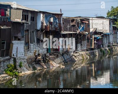 Le baraccopoli di Giacarta sono la capitale dell'Indonesia. Foto Stock