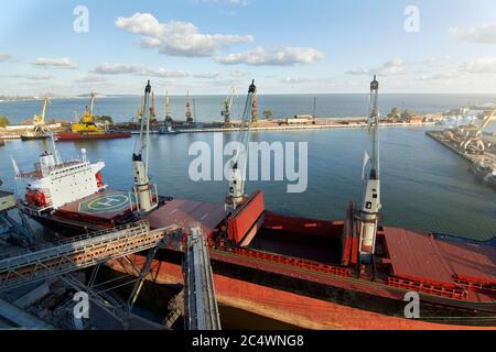 Big Grain terminal al porto. Trasporto alla rinfusa di cereali dal trasporto su strada alla nave. Caricamento di prodotti di granella su navi sfuse da elevatori grandi su Foto Stock