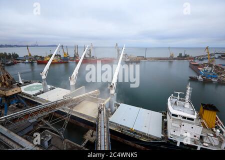 Big Grain terminal al porto. Trasporto alla rinfusa di cereali dal trasporto su strada alla nave. Caricamento di prodotti di granella su navi sfuse da elevatori grandi su Foto Stock