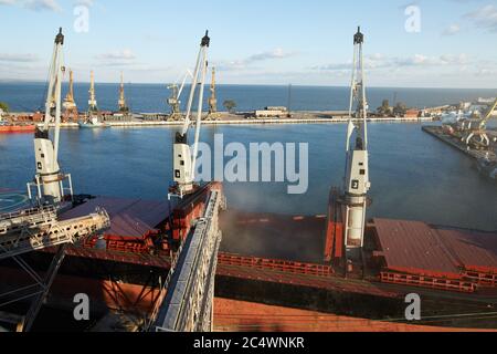 Big Grain terminal al porto. Trasporto alla rinfusa di cereali dal trasporto su strada alla nave. Caricamento di prodotti di granella su navi sfuse da elevatori grandi su Foto Stock