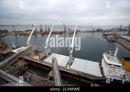 Big Grain terminal al porto. Trasporto alla rinfusa di cereali dal trasporto su strada alla nave. Caricamento di prodotti di granella su navi sfuse da elevatori grandi su Foto Stock