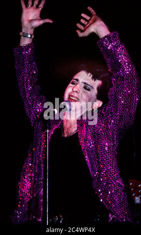 Marc Almond del duo synth pop Soft Cell in concerto nel 1985 Foto Stock