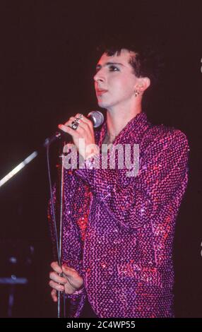 Marc Almond del duo synth pop Soft Cell in concerto nel 1985 Foto Stock