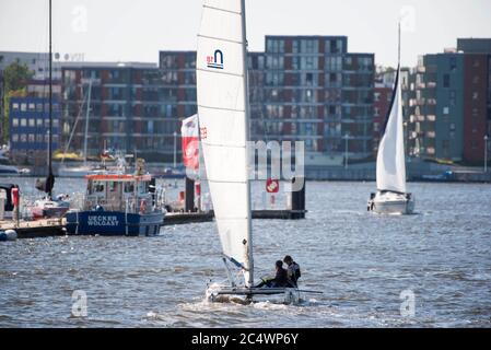 Rostock, Germania. 14 Giugno 2020. I marinai navigano con le loro barche sportive sul Warnow Off Rostock. Credit: Lord-Lord/dpa-Zentralbild/ZB/dpa/Alamy Live News Foto Stock