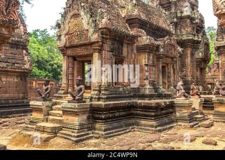 Tempio di Banteay Srei nel complesso Angkor Wat a Siem Reap, Cambogia in una giornata estiva Foto Stock