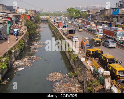 Mumbai, India - 17 dicembre 2018: Poveri e impoveriti baraccopoli di Dharavi nella città di Mumbai. Foto Stock