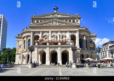 Francoforte sul meno, Germania - Giugno 2020: La vecchia sala concerti del teatro dell'opera storica chiamata 'Alte Oper' nella piazza della città chiamata 'Opernplatz' nel centro della città Foto Stock