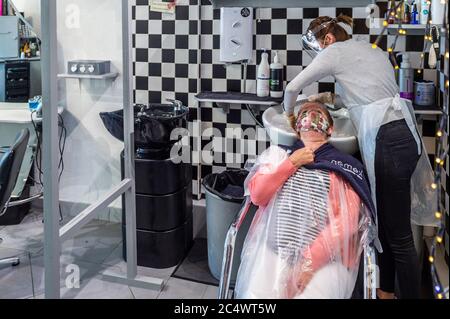 Ballydehob, West Cork, Irlanda. 29 Giugno 2020. Il governo irlandese ha allentato oggi più restrizioni di Coronavirus mentre il paese entra nella fase 3 della riapertura. Whizzer Forbici parrucchieri, di proprietà di Ber Barry Cotter, riaperto questa mattina e pienamente rispettato le linee guida di sicurezza Covid-19. Whizzer Forbici è completamente prenotato per 2 settimane. Credit: Notizie dal vivo di AG/Alamy Foto Stock