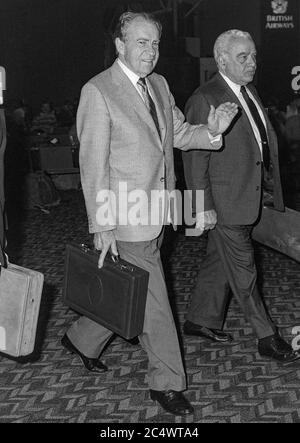 L'ex presidente degli Stati Uniti Richard Nixon lascia l'aeroporto di Heathrow a Londra sulla Concorde nel luglio 1987. Foto Stock