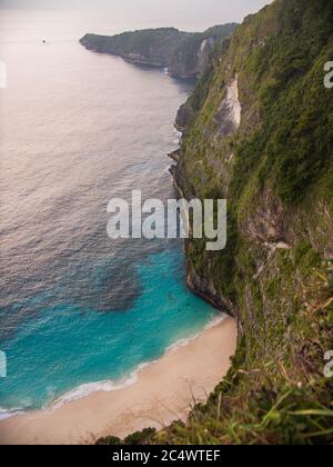 Bellissimo punto di vista della spiaggia di Kelingking sull'isola di Nusa Penida, Bali, Indonesia. Vista dei droni. Foto Stock