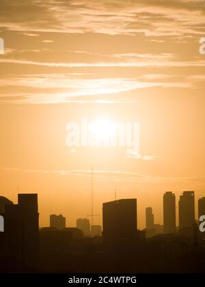 Splendido tramonto sulla capitale dell'Indonesia - Giacarta. Foto Stock