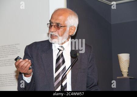 Direttore del Museo Nazionale di Kabul, Dr Omara Khan Masoudi parlando alla media preview del ‘Afghanistan: Tesori nascosti dal Nazionale Foto Stock