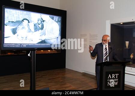 Direttore del Museo Nazionale di Kabul, Dr Omara Khan Masoudi parlando alla media preview del ‘Afghanistan: Tesori nascosti dal Nazionale Foto Stock