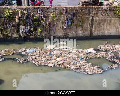 Fiume sporco in baraccopoli Dharavi. Mumbai. India. Foto Stock