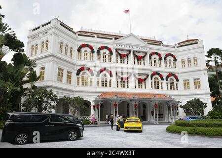 L'esterno dell'hotel Raffles e' decorato per Natale a Singapore, Asia Foto Stock