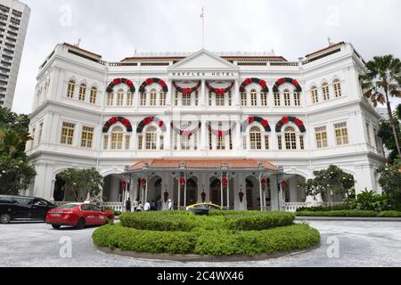 L'esterno dell'hotel Raffles e' decorato per Natale a Singapore, Asia Foto Stock