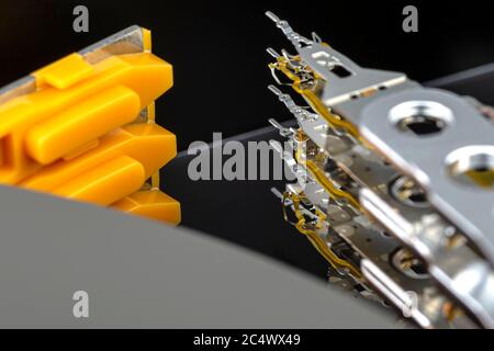 Macro shot di tre aghi magnetici all'interno di un disco rigido aperto, posizione di parcheggio. Foto Stock