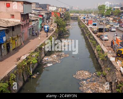 Mumbai, India - 17 dicembre 2018: Poveri e impoveriti baraccopoli di Dharavi nella città di Mumbai. Foto Stock