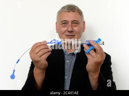 Praga, Repubblica Ceca. 29 Giugno 2020. L'Istituto di chimica organica e biochimica dell'Accademia Ceca delle Scienze ha presentato il Riocath Set per l'auto-prelievo di campioni per COVID-19 e simili test sulle malattie pandemiche, il 29 giugno 2020, a Praga, Repubblica Ceca. Nella foto Miroslav Svoboda della compagnia Riocath mostra il set. Credit: Katerina Sulova/CTK Photo/Alamy Live News Foto Stock