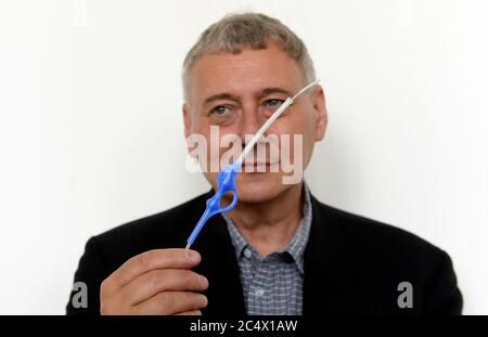 Praga, Repubblica Ceca. 29 Giugno 2020. L'Istituto di chimica organica e biochimica dell'Accademia Ceca delle Scienze ha presentato il Riocath Set per l'auto-prelievo di campioni per COVID-19 e simili test sulle malattie pandemiche, il 29 giugno 2020, a Praga, Repubblica Ceca. Nella foto Miroslav Svoboda della compagnia Riocath mostra il set. Credit: Katerina Sulova/CTK Photo/Alamy Live News Foto Stock