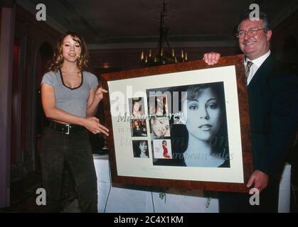 Mariah Carey a Londra 1997 promuove il suo album Butterfly e viene assegnato un premio per 20 milioni di vendite di dischi europei. Foto Stock