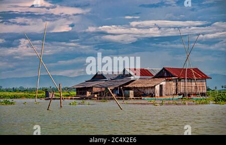 Case galleggianti pescatori sul lago Tempe, Sulawesi, Isole Grande Sunda, Indonesia Foto Stock