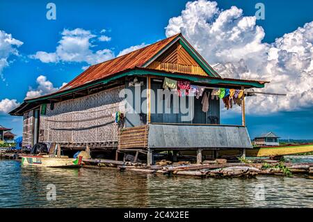 Case galleggianti pescatori sul lago Tempe, Sulawesi, Isole Grande Sunda, Indonesia Foto Stock