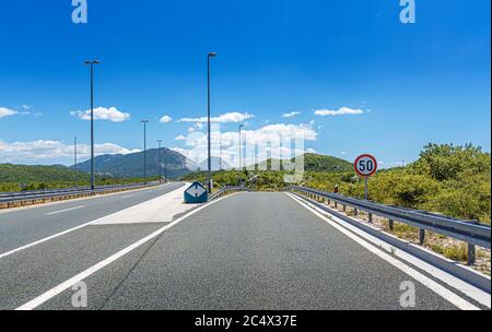 Piccolo incrocio stradale. Foto Stock