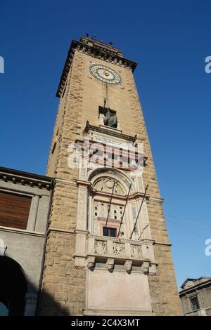 La torre dei Caduti di Bergamo si trova nella parte bassa della città in Piazza Vittorio Veneto, all'inizio del Sentierone. Foto Stock