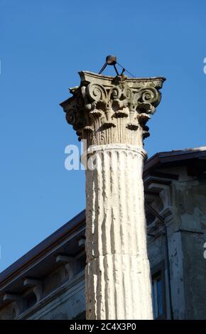 La colonna corinziana di Ordien del Crotacio luogo del martirio di San Alessandro nel cimitero della Basilica di San Alessandro. Foto Stock