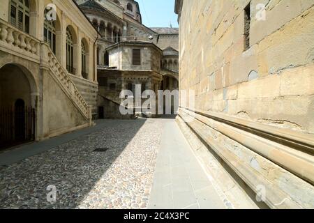 La basilica di Santa Maria maggiore si trova a Bergamo alta, in Piazza del Duomo. Costruito nel 12 ° secolo, l'esterno conserva il romanico Foto Stock